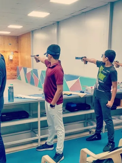 Students practicing with 10m air pistols. This discipline requires immense focus and a steady hand, skills that we develop through targeted exercises and drills.