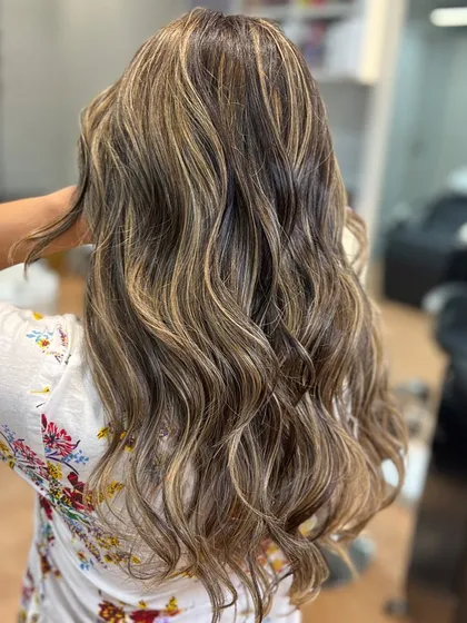 Gracing your feed with this beautiful beige blonde. It's a soft, neutral shade that complements many skin tones.