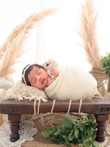 This shot combines rustic elements like a wooden bench with soft, dreamy textures, creating a beautiful contrast in this boho-themed setup.