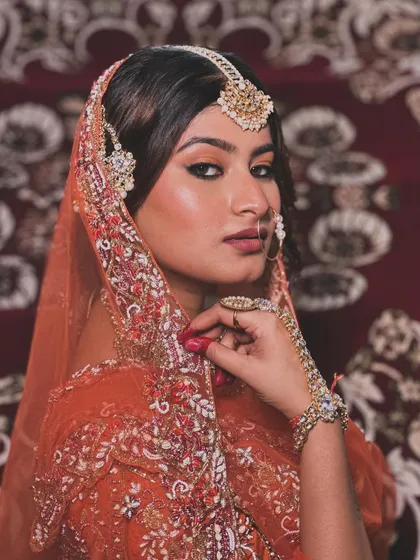 Another angle of this royal, retro-inspired look.