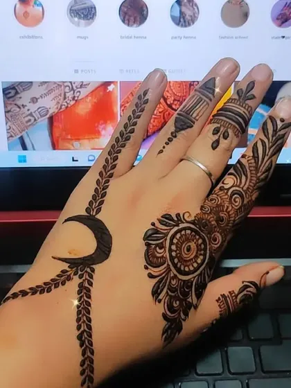The final look of the Ramadan-themed minimal henna, perfect for festive occasions.