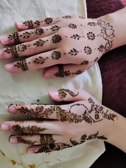 Hajira Mehendi Artist - Mehndi Artist Services Modern & Minimalist Designs photo 8