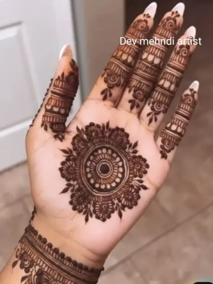 This is a classic mandala design, a popular choice for guests at weddings or for festivals like Karwa Chauth and Diwali. It's an elegant and quick option that looks beautiful on the palm.