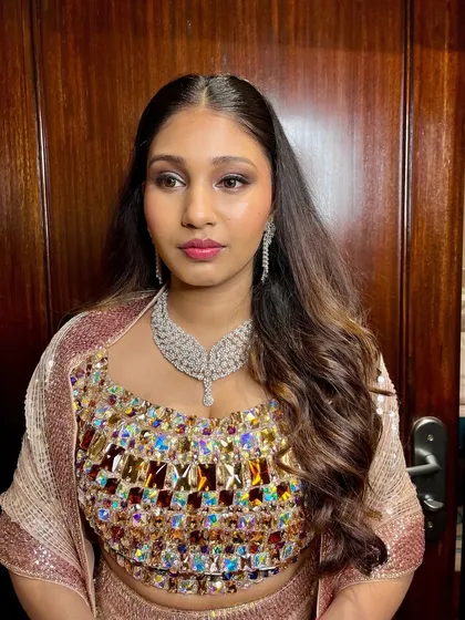 This reception look is designed to be unforgettable. The combination of shimmering eyes, a radiant complexion, and a modern wavy hairstyle creates a sophisticated and glamorous effect.