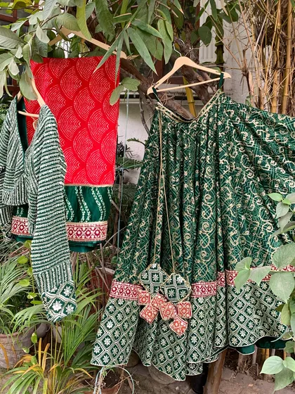 Another shot of the complete set. This is a perfect outfit for a mehendi or sangeet ceremony.