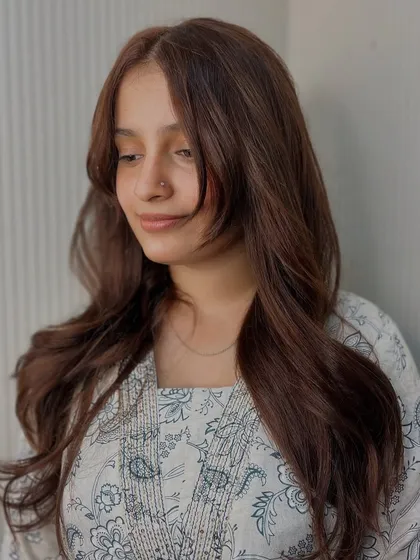 This look is all about soft, natural beauty. The brown color and simple style are effortlessly chic.