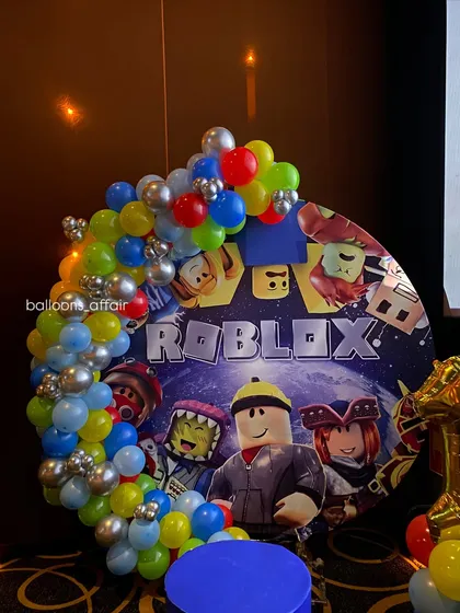 A close-up of the Roblox characters on the printed backdrop, perfect for fans of the popular game.