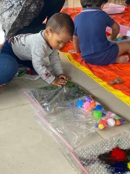 This mess-free sensory bag is perfect for babies. Filled with hair gel and colorful pom-poms, it allows them to squish and move things around without any cleanup.