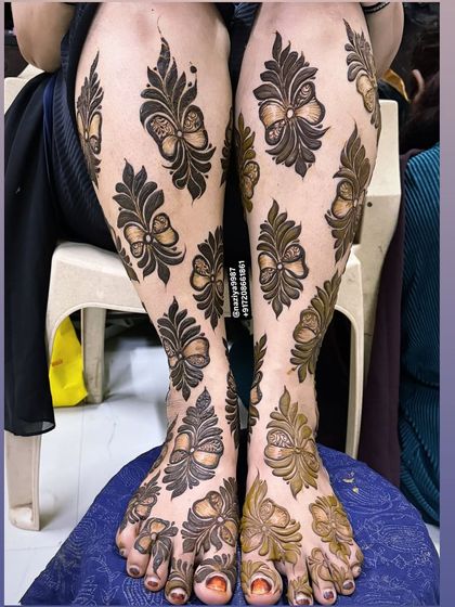 The unique bow-like floral motifs on the legs and feet.