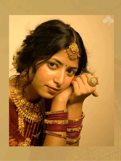 A close-up of the intricate details on the temple jewellery and the matching accessories.