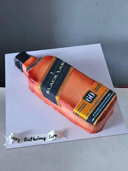 Is it a bottle or a cake? This realistic Black Label whiskey bottle is sculpted entirely from whipped cream, with details carefully airbrushed to achieve an authentic look. It’s the perfect surprise for a milestone birthday.