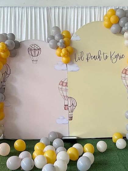 A gentle hot air balloon-themed first birthday. The pastel yellow and grey color scheme creates a soft and dreamy atmosphere.