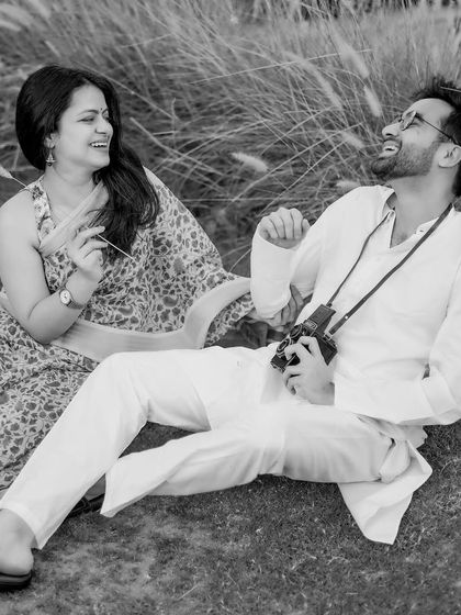 A candid black and white shot filled with genuine laughter. This image perfectly captures the joy and ease between the couple, proving that vintage style can also be fun and relaxed.