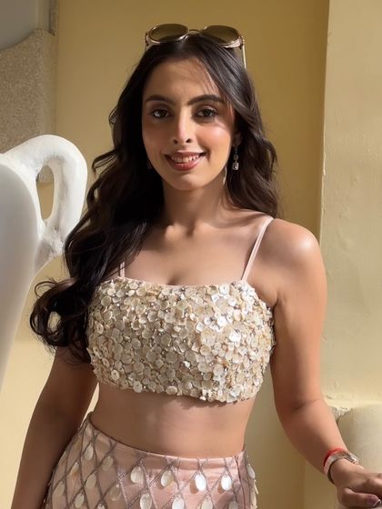 A lovely portrait of Yashodhra Seth. Her voluminous waves are the star of the show, demonstrating a classic glam look that is always in demand.