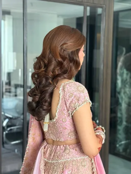 I crafted these classic Hollywood waves for a sophisticated and glamorous bridal style. The deep, uniform curls create a polished and elegant silhouette that beautifully complements a soft glam makeup look for a reception or engagement.