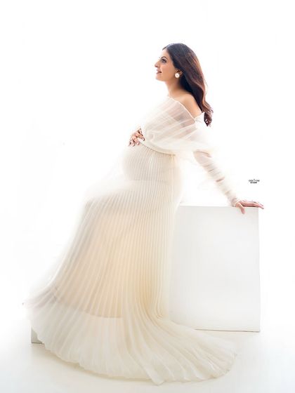 A seated pose in a beautiful pleated gown, demonstrating how to use posing blocks to create different levels and more dynamic compositions.