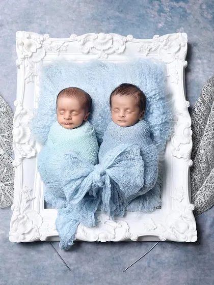 Two little souls, one heart. This artistic portrait, with the twins framed and adorned with silver leaves, was pure magic to create.