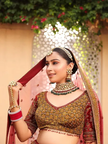 A perfect example of how a simple sheesh patti and a well-chosen choker can create a regal and sophisticated bridal style. I work with you to find the right balance, ensuring the jewellery enhances your features and your outfit.