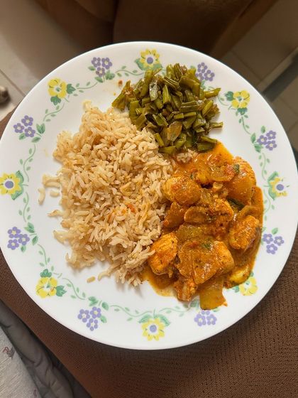 A repeat of the simple and satisfying meal of brown rice, chicken curry, and sautéed green beans.