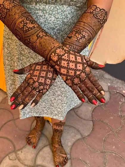 A stunning full-coverage design for both hands and feet. The matching jaal pattern with lotus motifs creates a complete and cohesive look.