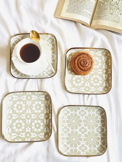 Our Handloom Harmony collection is perfect for those who love neutral tones. This set of four square plates, with their subtle geometric patterns, is ideal for serving appetizers or desserts with understated elegance.