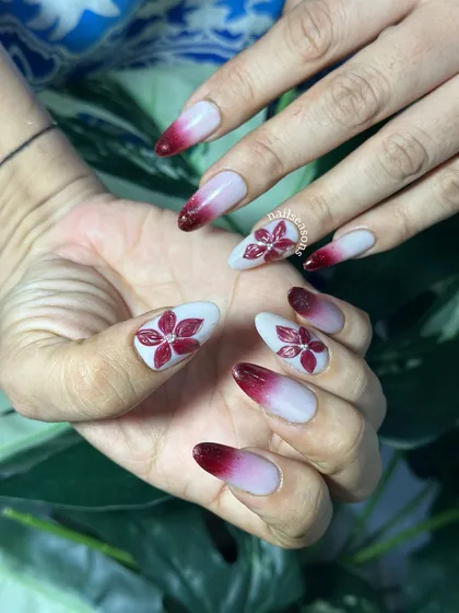 The contrast between the soft white base and the deep red tips is so striking.