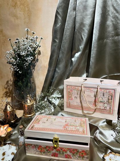 A beautiful haveli-themed box and matching bag. This coordinated set makes for a very impressive and thoughtful Diwali gift.