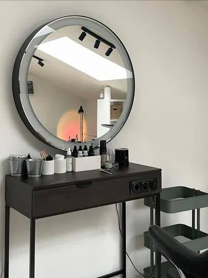 A clean, organized, and beautiful workspace is essential for creative work. This is one of our professional workstations, fully equipped with everything you need to learn and practice in a calm and inspiring setting.