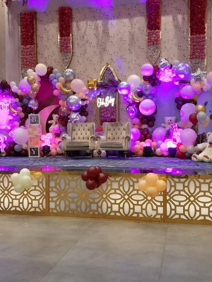 A full view of the 'Oh Baby' stage, showing the intricate balloon work and the thoughtful placement of props like teddy bears and letter blocks.