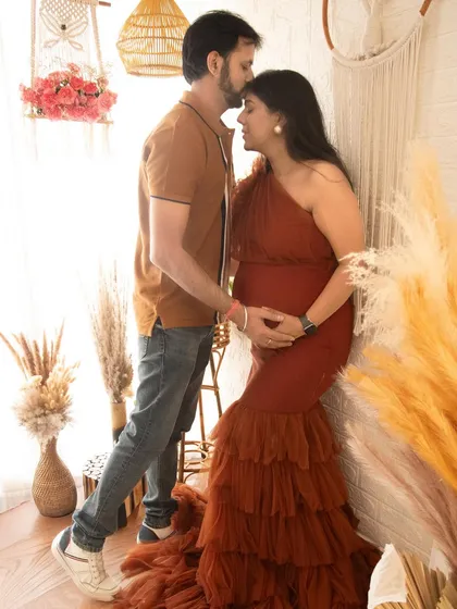 A quiet, tender moment captured during a boho-themed couple session. My goal is to create a relaxed space where you can connect and just be yourselves, letting your love for each other and your little one shine through.