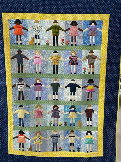 A full, straight-on view of the delightful Paper Doll quilt.