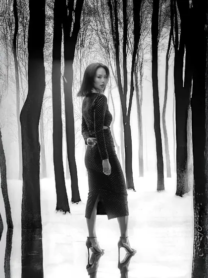 The power of a photograph often lies in its simplicity. This black and white image, created using a projected background, shows how removing color can amplify emotion, texture, and form, creating a timeless and mysterious portrait.