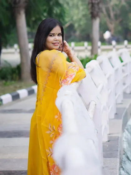A slightly different angle of the over-the-shoulder pose, giving the client more options to choose from.