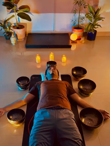 In a private sound healing session, I place the singing bowls on and around the body. This allows the therapeutic vibrations to work directly on areas of tension, promoting physical and energetic balance.