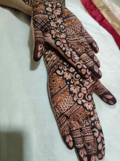 Intricate Bridal Henna photo 33