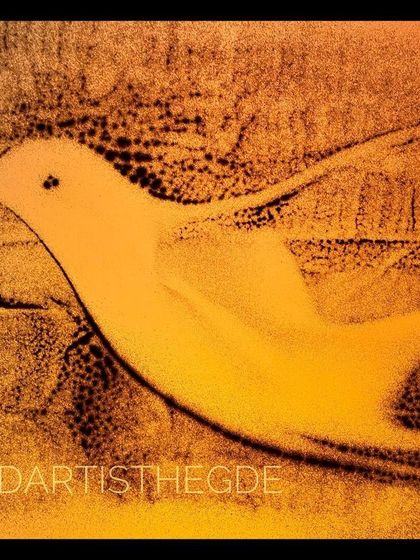 This version of the 'Flying High' bird is rendered in a slightly different hue, showing how subtle changes in light and sand can alter the mood of the artwork.