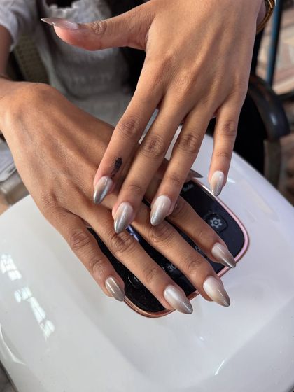 A beautiful cat-eye ombre effect I created for a client at my college stall. The gradient from light to dark grey is so sleek and modern.