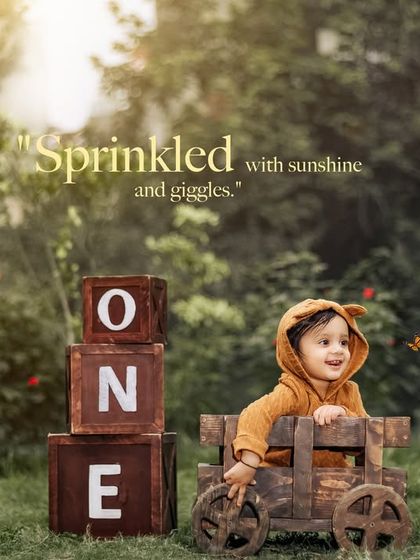 This little one, dressed in a bear-themed hoodie, is ready for his first birthday adventure in a wooden wagon. An outdoor session filled with warmth and charm.