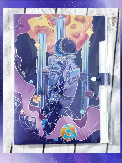 A single space-themed folder, showing the vibrant, artistic astronaut design.