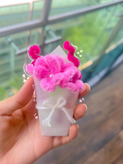 Introducing my mini wired bouquet. This tiny arrangement is made from soft pink velvet pipe cleaners and is the perfect small gift when you want to give something cute and handmade.