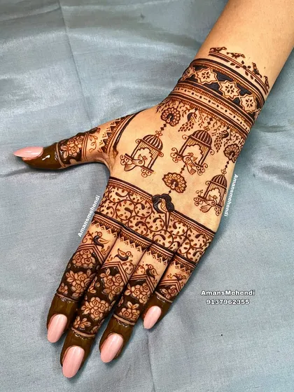 This design features hanging lantern or 'jharoka' motifs, combined with floral bands and bird figures on the fingers for a whimsical look.