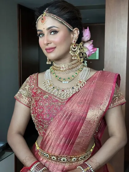 That glow! This radiant South Indian bride is a vision in her silk saree. The makeup is kept fresh and luminous, with a winged liner and a pretty pink lip.