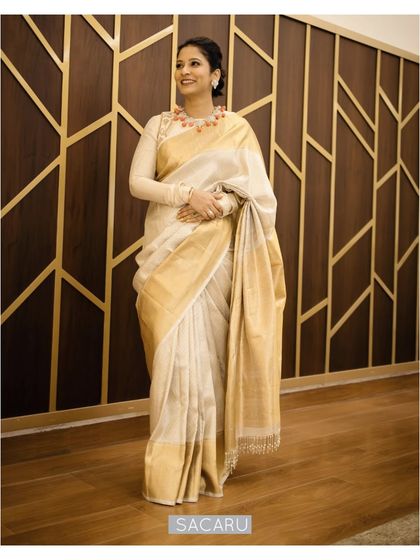 Pooja elegantly styling the double-layered saree blouse, which consists of an inner silk jacquard full-sleeve blouse and an embroidered velvet jacket.