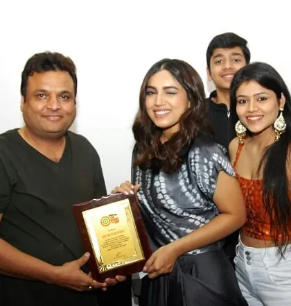 Presenting a token of appreciation to actress Bhumi Pednekar during the 'Saand Ki Aankh' promotions. We are proud to support sports in cinema.