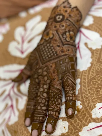 A clear shot of the detailed back-hand mehendi.