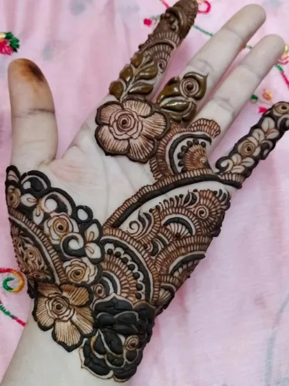 A simple yet elegant design for the back of the hand, perfect for a guest at a wedding or a festive occasion.
