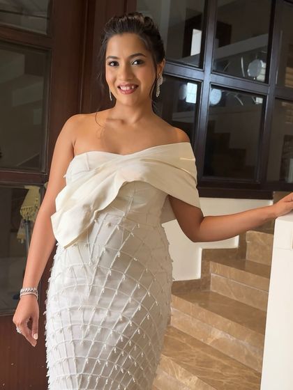 A radiant smile from the lovely mom-to-be. This shot captures the fresh and dewy makeup that makes her look so effortlessly beautiful for her baby shower.