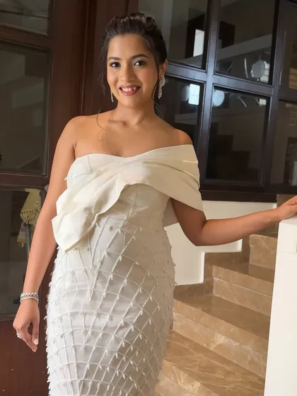 A radiant smile from the lovely mom-to-be. This shot captures the fresh and dewy makeup that makes her look so effortlessly beautiful for her baby shower.