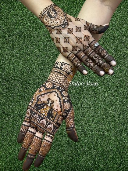 A striking design with a doli motif on one hand and a simple jaal pattern on the other, creating a beautiful contrast.