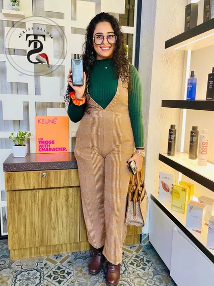Infusing Christmas magic into every curl with a festive PH Ritual. This client is all smiles, ready for the holidays with her beautifully treated hair.